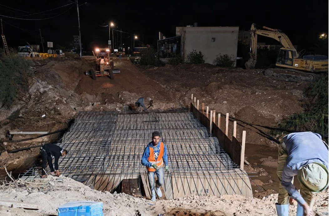 صورة حول : الأشغال تباشر إنشاء طريق فرعي مؤقت لخدمة الحركة المحلية بالرامة الأشغال تباشر إنشاء طريق فرعي مؤقت لخدمة الحركة المحلية بالرامة