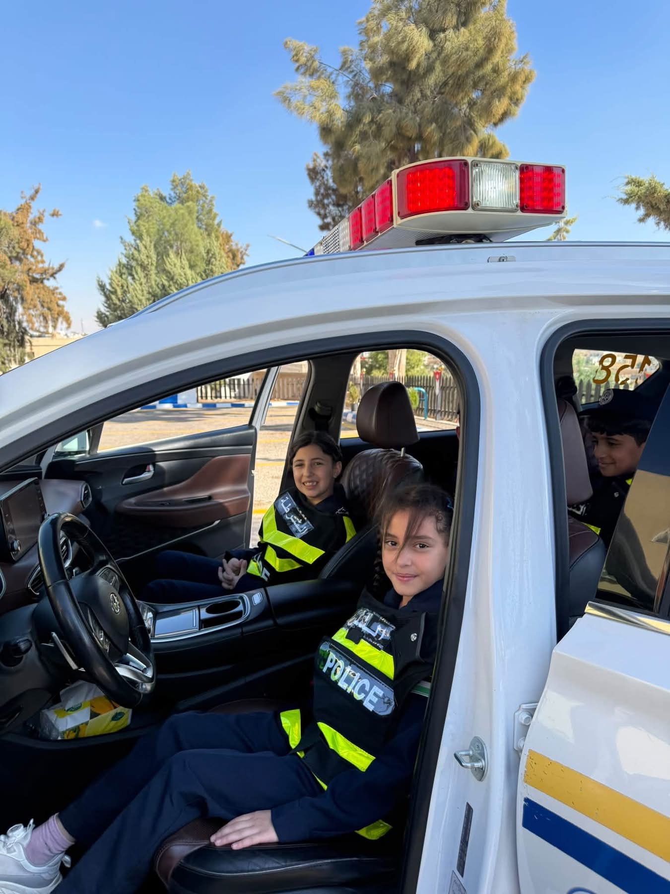 الدوريات الخارجية تستقبل طلبة قرطاج الدولية ضمن مبادرة الشرطي الصغير