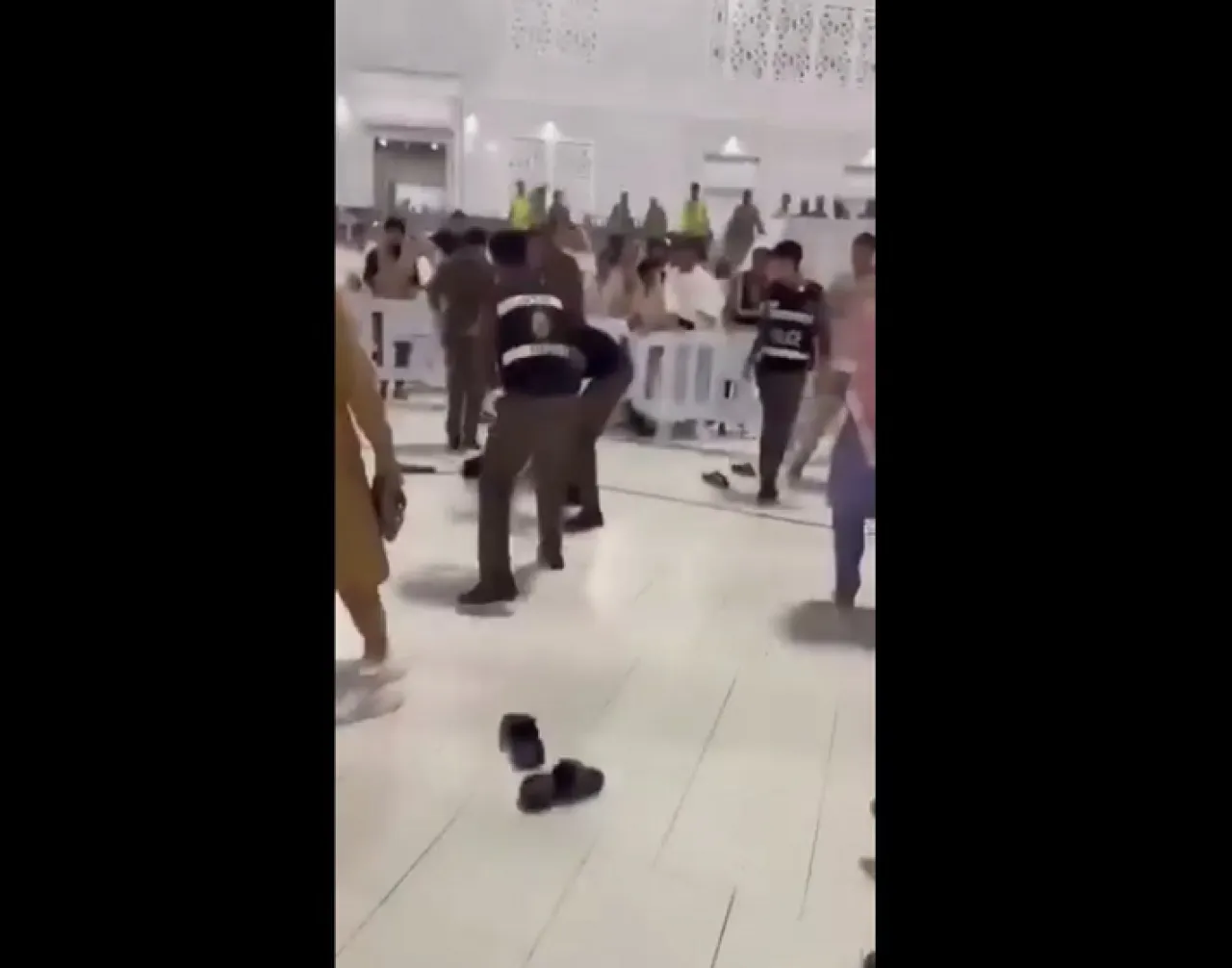 صورة حول : الأمن السعودي يقبض على شخص أثار الهلع بين المارة في مكة الأمن السعودي يقبض على شخص أثار الهلع بين المارة في مكة