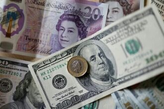 الإسترليني يرتفع أمام الدولار واليورو في تعاملات الجمعة