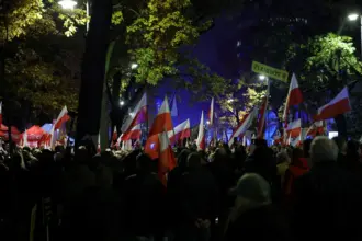 تعليق مهام رئيس المحكمة الدستورية يفاقم الانقسام السياسي في بولندا