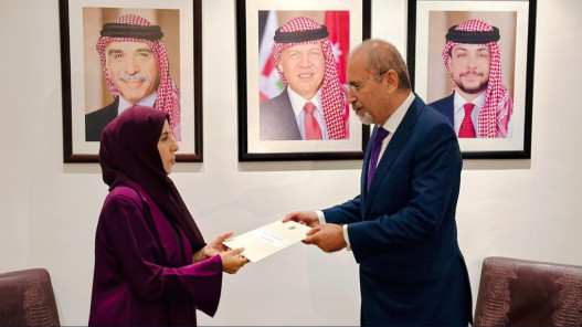 صورة حول : الصفدي يتسلم رسالة إلى الملك من رئيس مجلس القيادة الرئاسي اليمني الصفدي يتسلم رسالة إلى الملك من رئيس مجلس القيادة الرئاسي اليمني