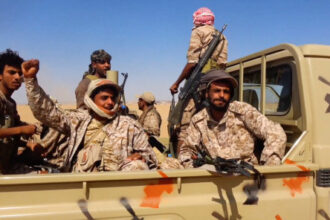 القوات الحكومية اليمنية تهاجم مواقع للحوثيين قرب باب المندب