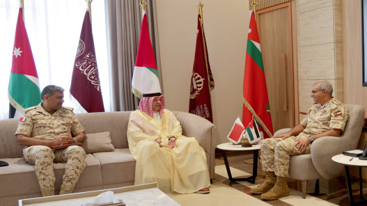 رئيس الأركان يبحث مع السفير البحريني تعزيز التعاون العسكري والدفاعي