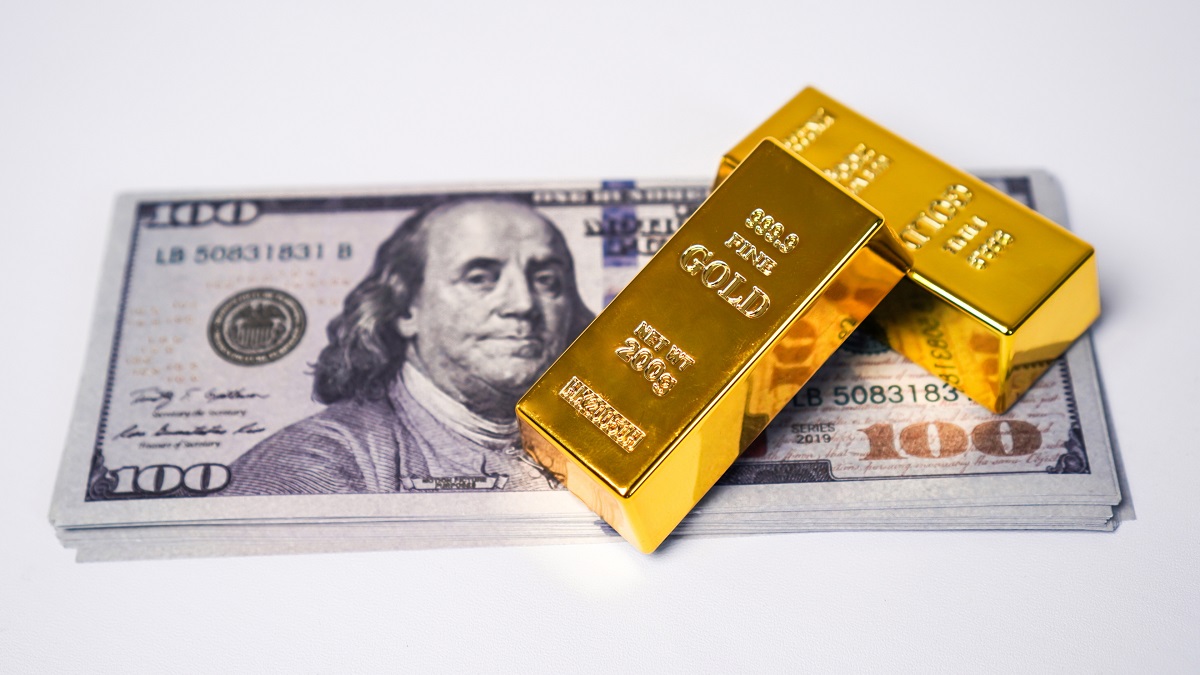 الذهب يتراجع 0.3% والدولار يستعيد بعض خسائره