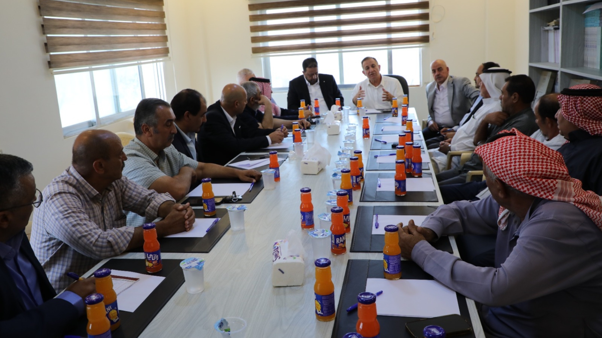 صورة حول : وزير الزراعة يلتقي مزارعي الشونة الجنوبية وزير الزراعة يلتقي مزارعي الشونة الجنوبية