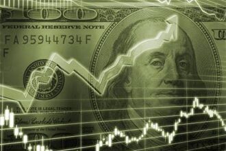 الدولار يسجل أعلى مستوى في 17 شهراً أمام اليورو