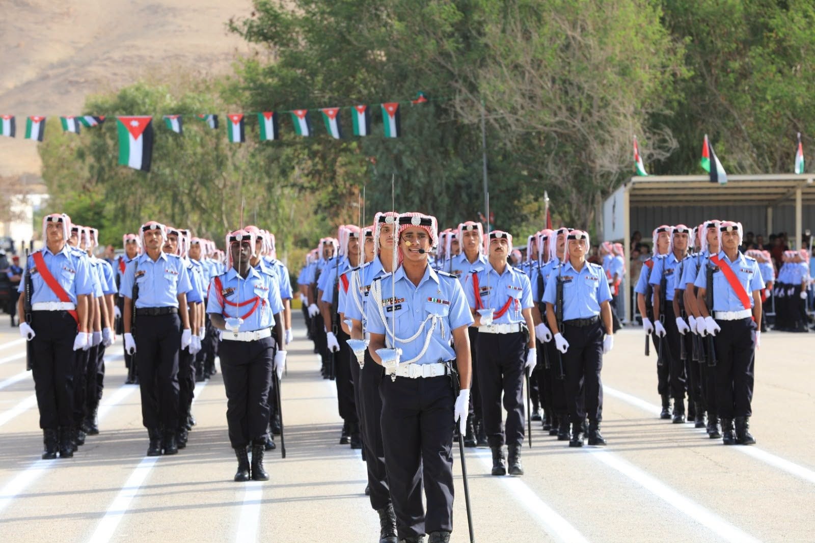 مدير الأمن العام يرعى مراسم تخريج دورة إعداد وتأهيل الشرطة المستجدين في الكفرين
