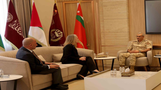 صورة حول : رئيس هيئة الأركان المشتركة يستقبل منسقة الأمم المتحدة المقيمة في الأردن رئيس هيئة الأركان المشتركة يستقبل منسقة الأمم المتحدة المقيمة في الأردن