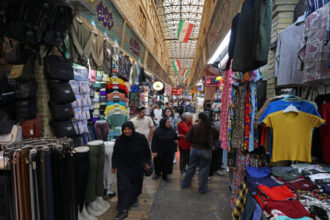 الحرب والتضخم يفاقمان أزمة الأسواق الإيرانية ويهددان التجار