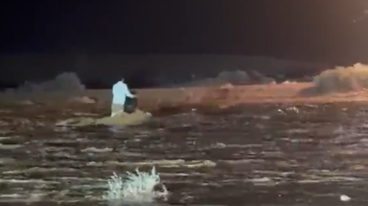 صورة حول : إنقاذ شخصين من مجرى أحد السيول والبحث عن ثالث مفقود في الرويشد إنقاذ شخصين من مجرى أحد السيول والبحث عن ثالث مفقود في الرويشد