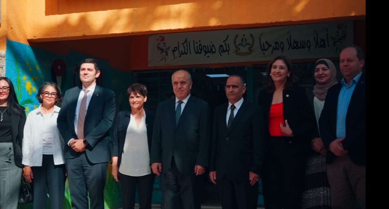 صورة حول : عزمي محافظة يزور مدرسة ضمن مبادرة أورنج الرقمية عزمي محافظة يزور مدرسة ضمن مبادرة أورنج الرقمية