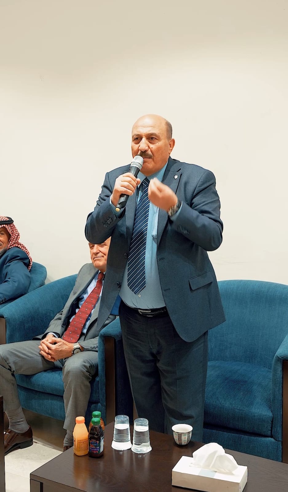 الذنيبات يطلب والسليمات يعطي في جاهة ضخمة بديوان الكرك.. صور