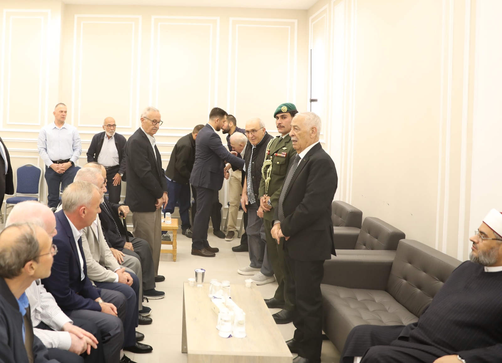 صورة حول : العيسوي ينقل تعازي الملك وولي العهد بوفاة الوزير الأسبق شاهر الأسكر العيسوي ينقل تعازي الملك وولي العهد بوفاة الوزير الأسبق شاهر الأسكر