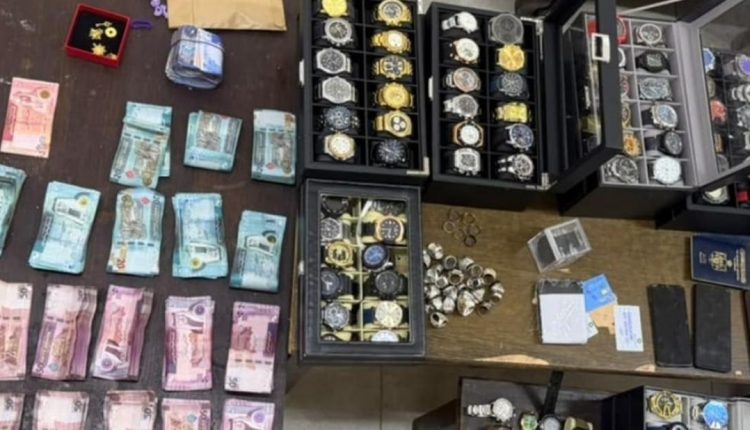 الإيقاع بمحتال استدرج مواطنين ببيع الهواتف بالأقساط.. وضبط أموال ومصوغات ذهبية