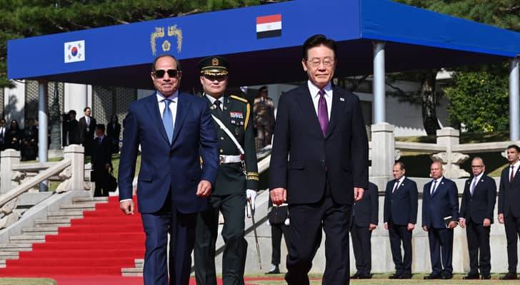 صورة حول : الرئيس الكوري الجنوبي يهدي السيسي دراجة طريق خلال زيارته الرسمية إلى سول الرئيس الكوري الجنوبي يهدي السيسي دراجة طريق خلال زيارته الرسمية إلى سول