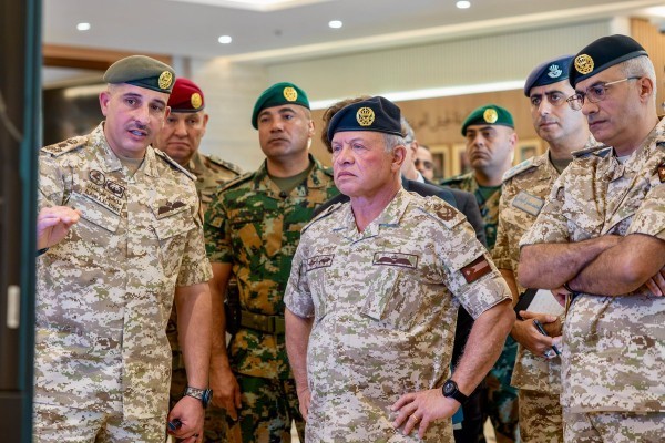 صورة حول : الملك يزور القيادة العامة للقوات المسلحة الملك يزور القيادة العامة للقوات المسلحة