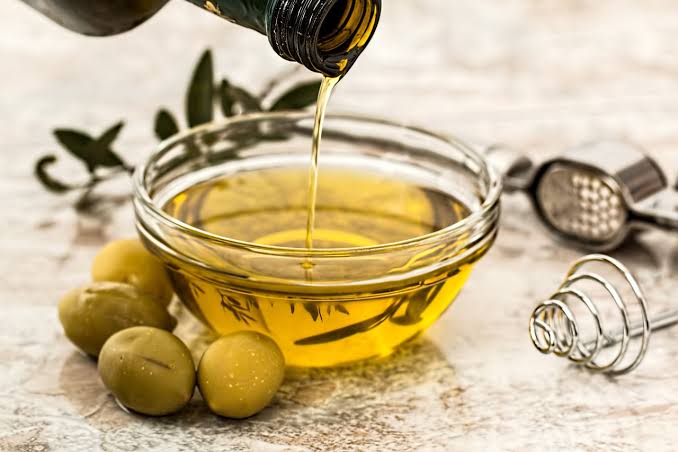 شكاوى من ارتفاع أسعار زيت الزيتون.. ومطالبات بفتح باب الاستيراد لكسر الأسعار