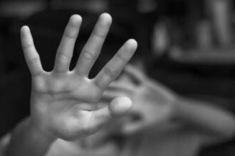 أحرقه وطعنه ثم ألقاه بالشارع.. أب يعذب طفله بوحشية بالعراق