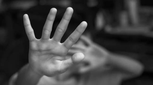أحرقه وطعنه ثم ألقاه بالشارع.. أب يعذب طفله بوحشية بالعراق
