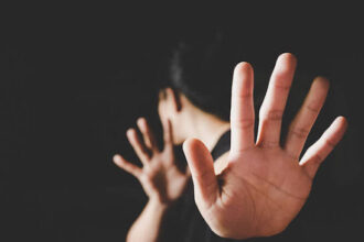 كاميرات المراقبة تكشف تحرش عامل بزبونات داخل محل خضار والقضاء يقول كلمته